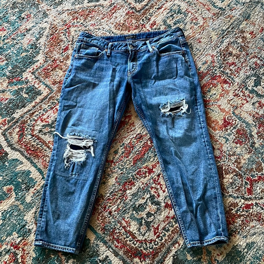 Women’s size 30 Silver boyfriend Capri jeans distressed